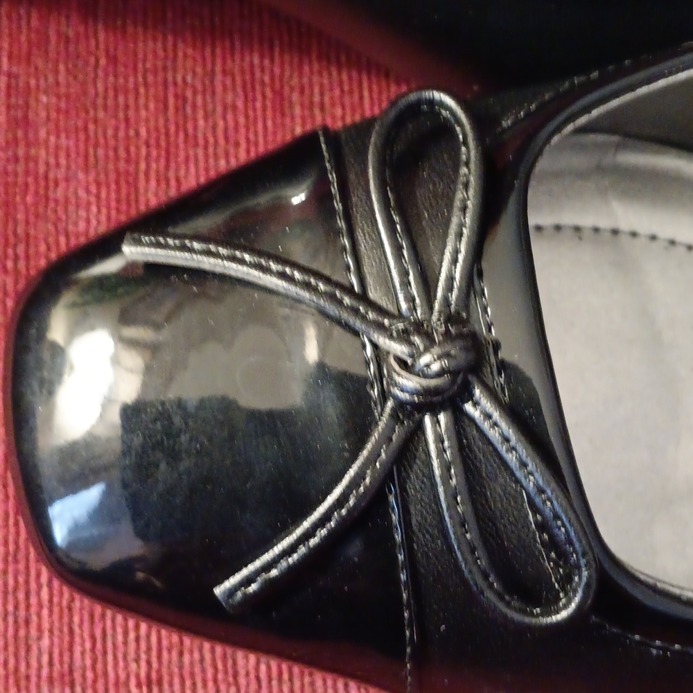 Bandolino Black Pumps with Bow Accent - Picture 10 of 12